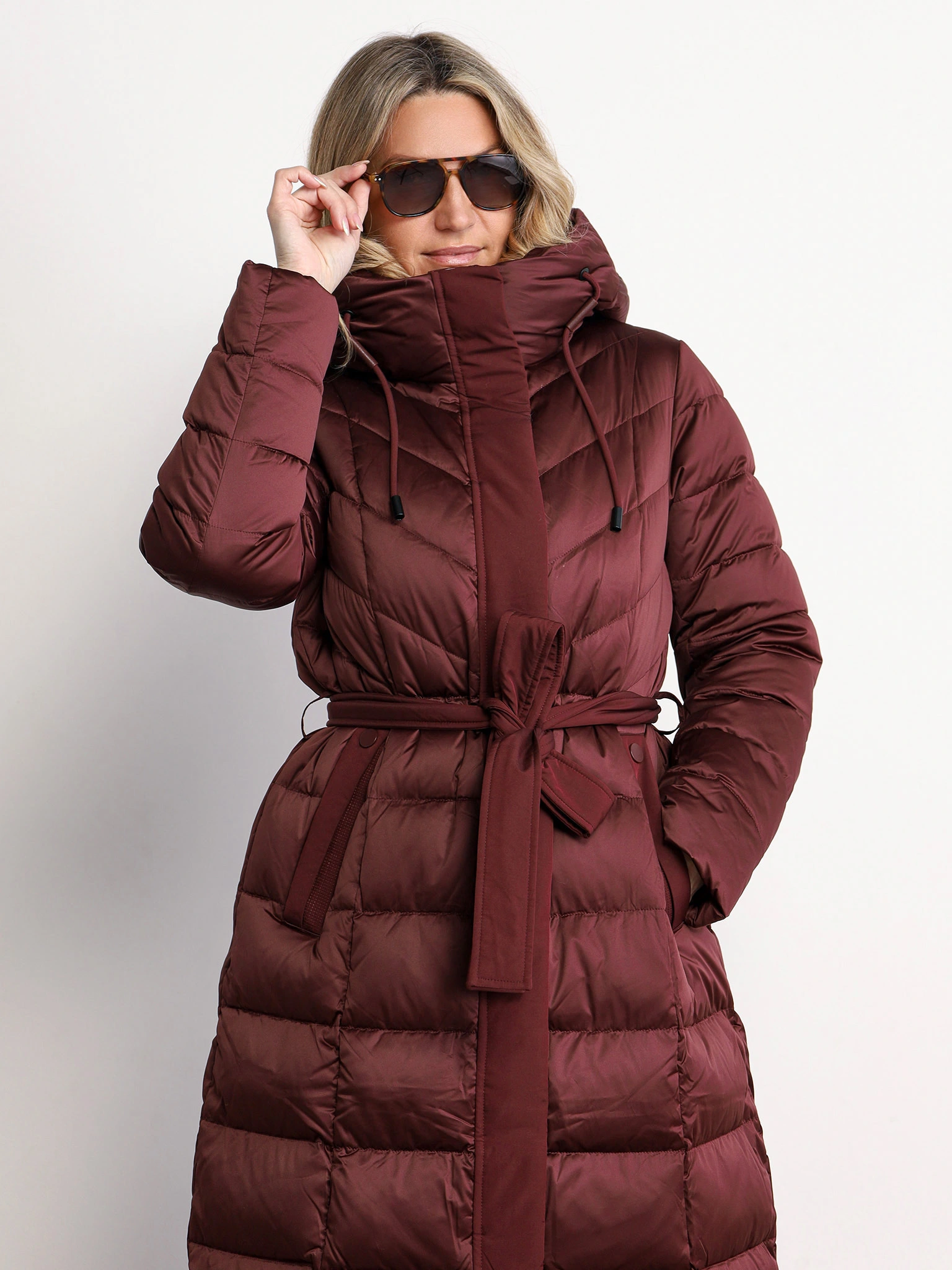 Пуховик бордового цвета с капюшоном